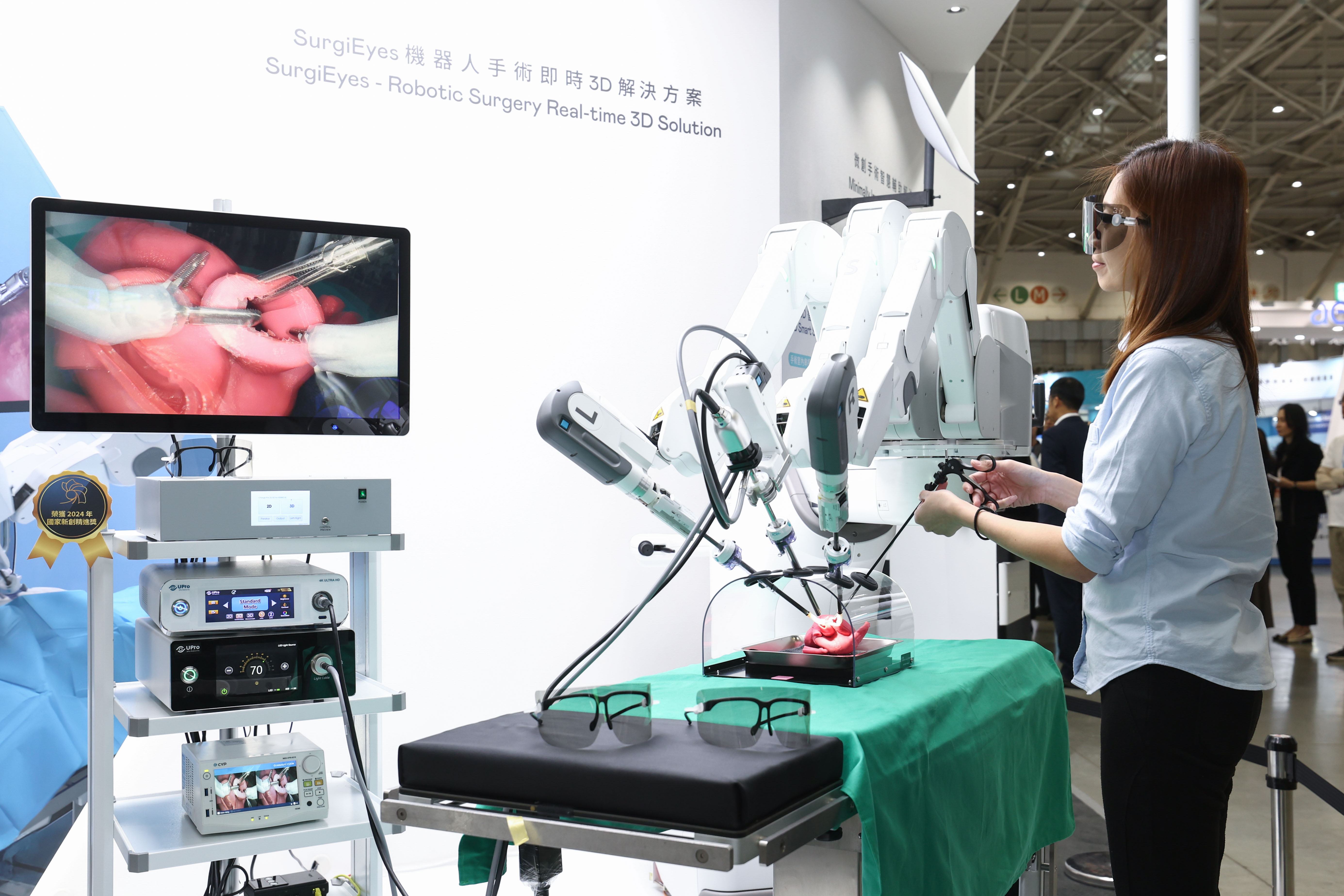 達擎以〝SurgiEyes機器人手術即時3D解決方案〞為核心，打造全方位的3D智慧手術影像平台，透過即時的影像串聯，連結手術室內、外跨場域的應用，協助醫師突破時空限制，為遠距醫療帶來更多的可能性