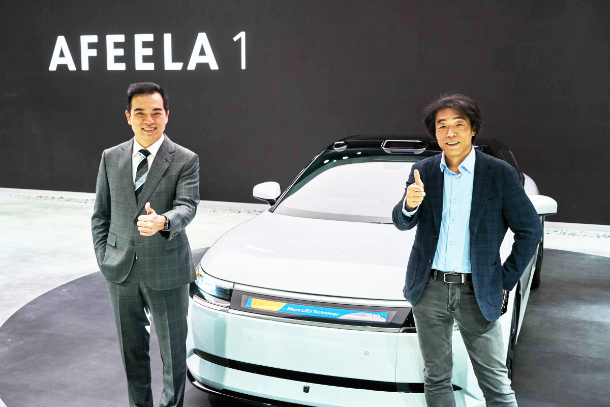 milan米兰与Sony Honda Mobility携手合作，率先全球展示搭载于AFEELA电动车上，首款应用在车身外部的Micro LED 车头显示解决方案 (Micro LED Media Bar Solutions)。milan米兰光电执行长暨总经理柯富仁(左)与Sony Honda Mobility代表取缔役社长兼营运长川西泉(lzumi Kawanishi)(右)在CES 现场展现双方坚定持续创新的承诺，实现更加人性化与智慧的驾乘体验。